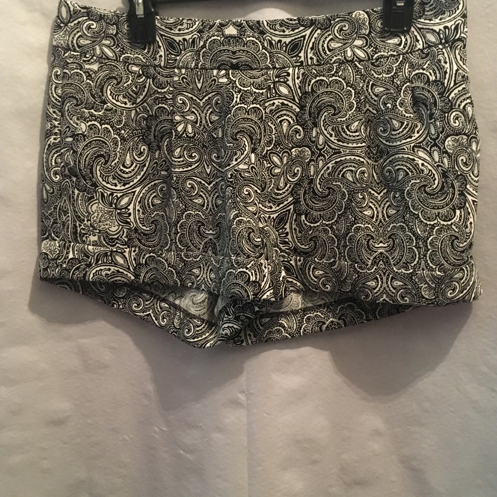Express size 8 pleated cuffed black paisley shorts